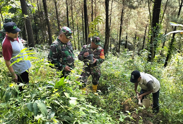 Menanam Harapan di Trenggalek: Aksi Nyata TNI Jaga Sumber Air untuk Masa Depan