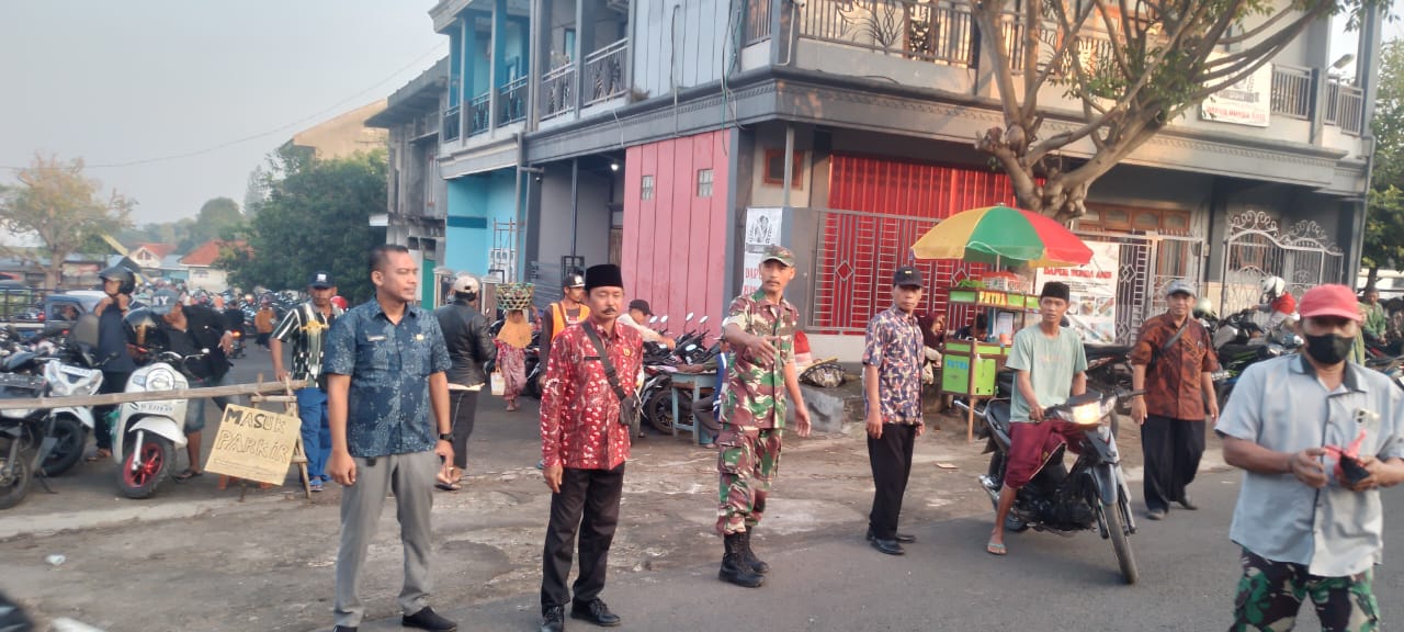 Pengamanan Pasar Kamisan oleh Babinsa Koramil 0829-02/Socah