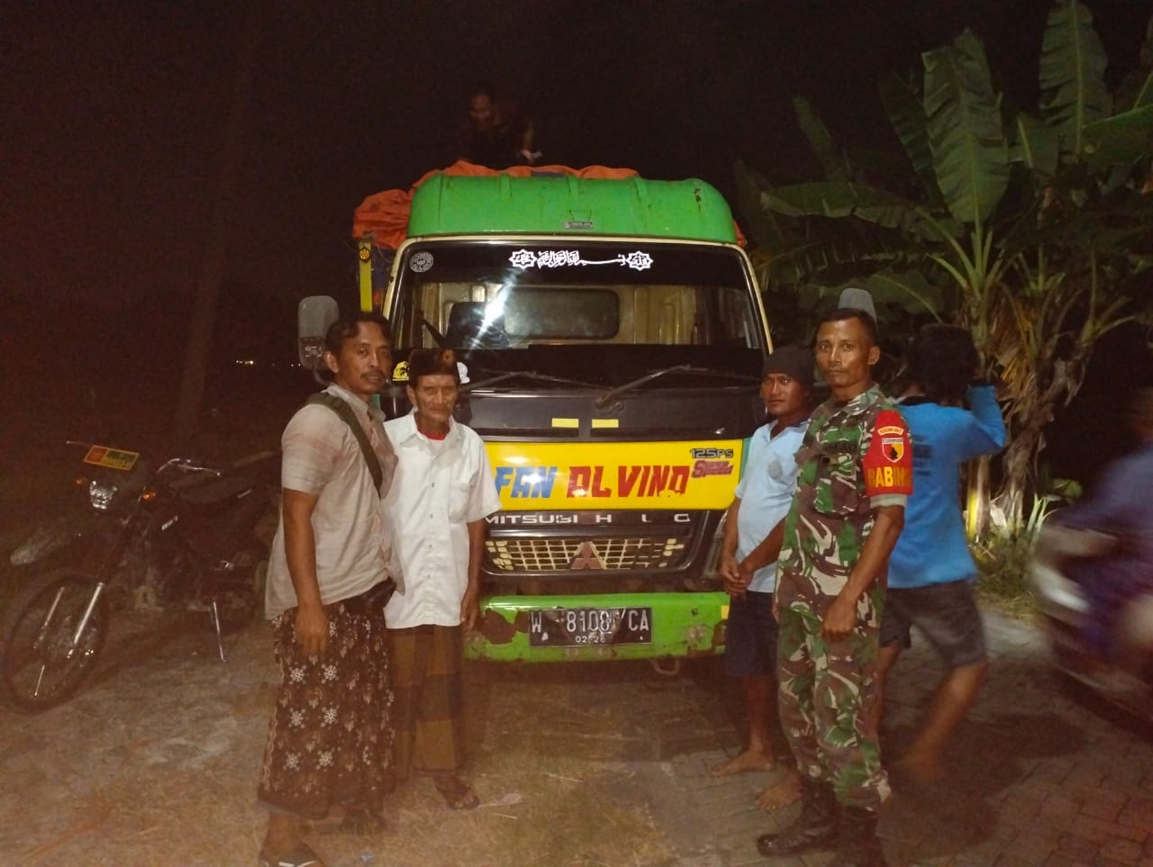 Babinsa Bungah Dampingi Penyerapan 6,4 Ton Gabah Petani di Desa Sidokumpul