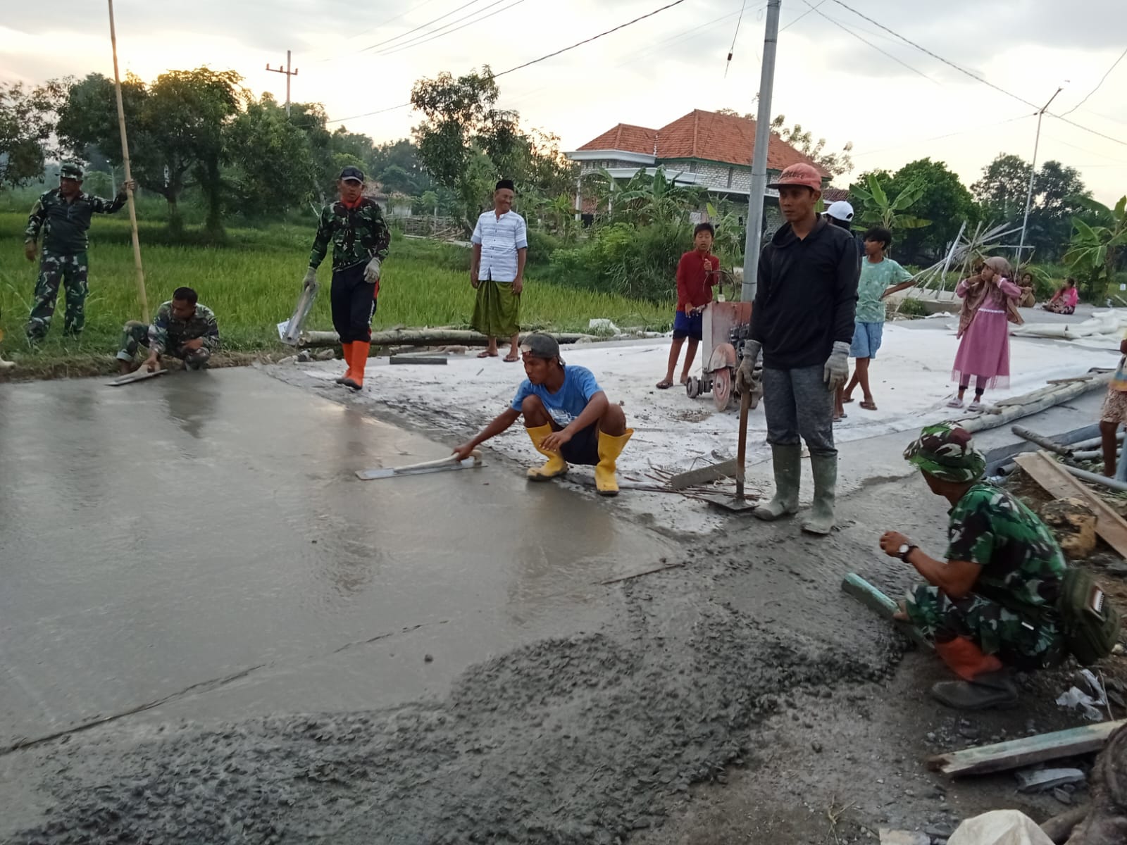 Satgas TMMD ke-124 Bersama Warga Batu Karang: Harmoni Gotong Royong di Jalan Rabat Beton