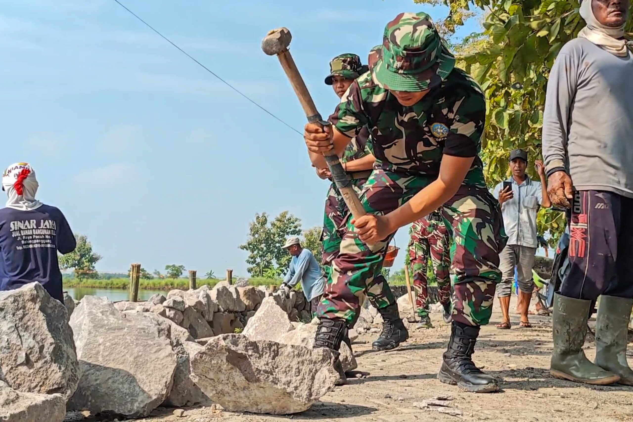 Satgas TMMD Kodim 0817/Gresik Terus Pacu Pekerjaan Pembangunan TPT Dekat Makam Dusun Bareng