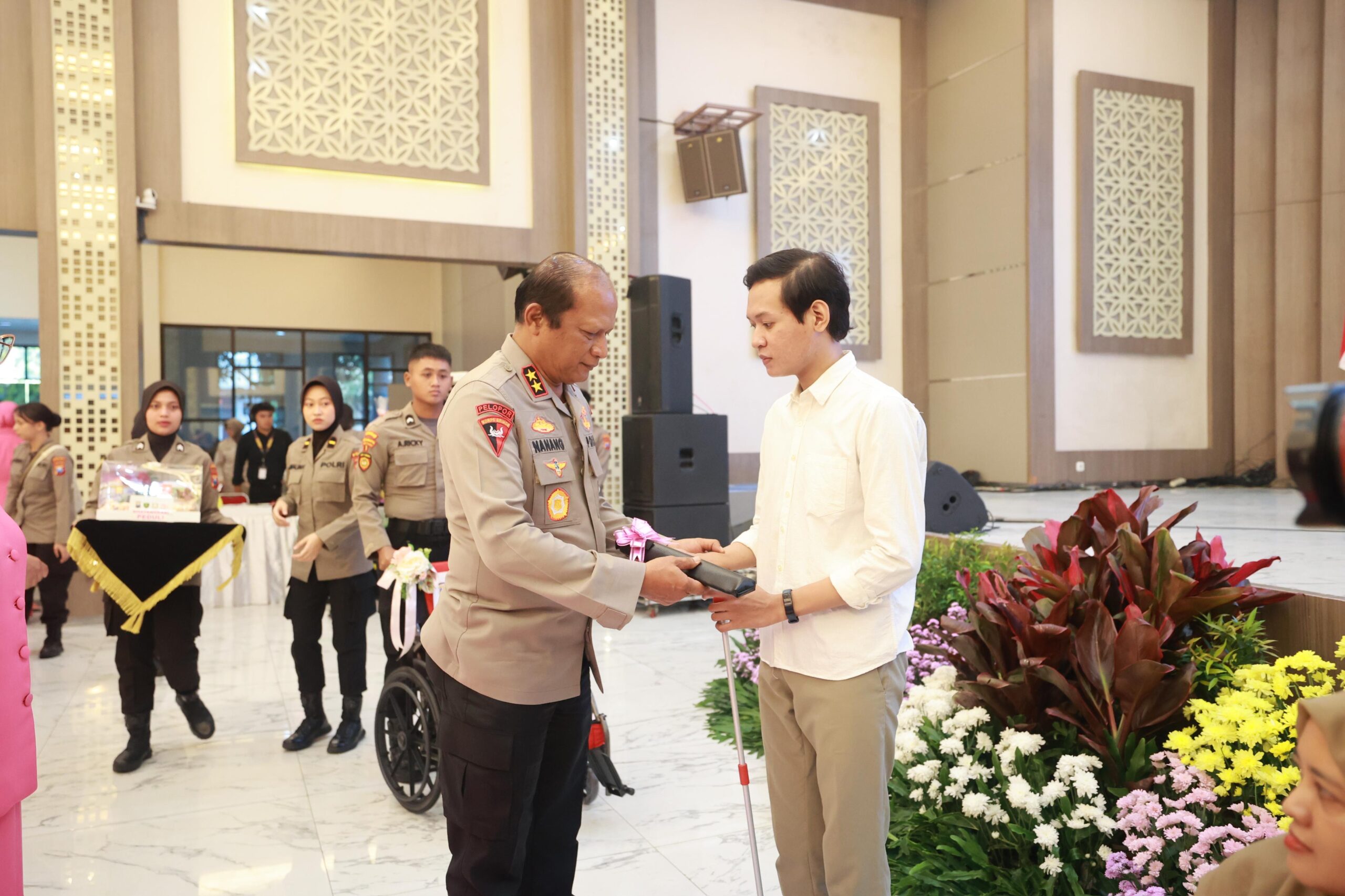 Hari Bhayangkara ke -79 Polda Jatim Beri Bantuan Tongkat dan Kursi Roda Bagi Kaum Difabel