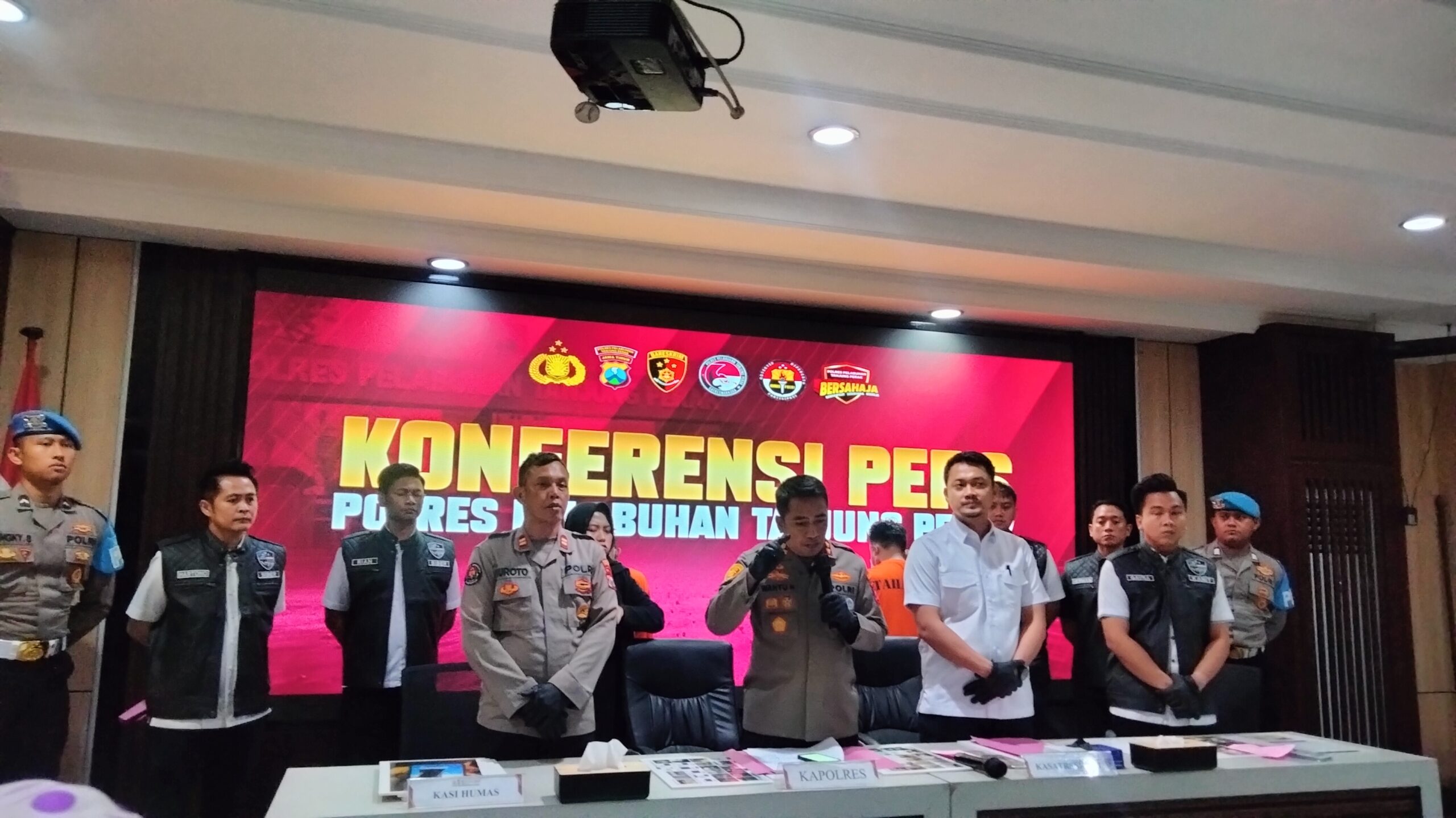 Penggerebekan Grup Facebook Asal Surabaya yang Sebarkan Konten Pornografi
