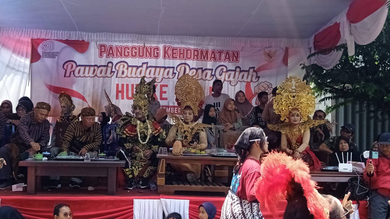 Laksana Raja Dan Ratu, Suwandi Beserta Istri Ikut Meriahkan Pawai Budaya Desa Gajah 2025