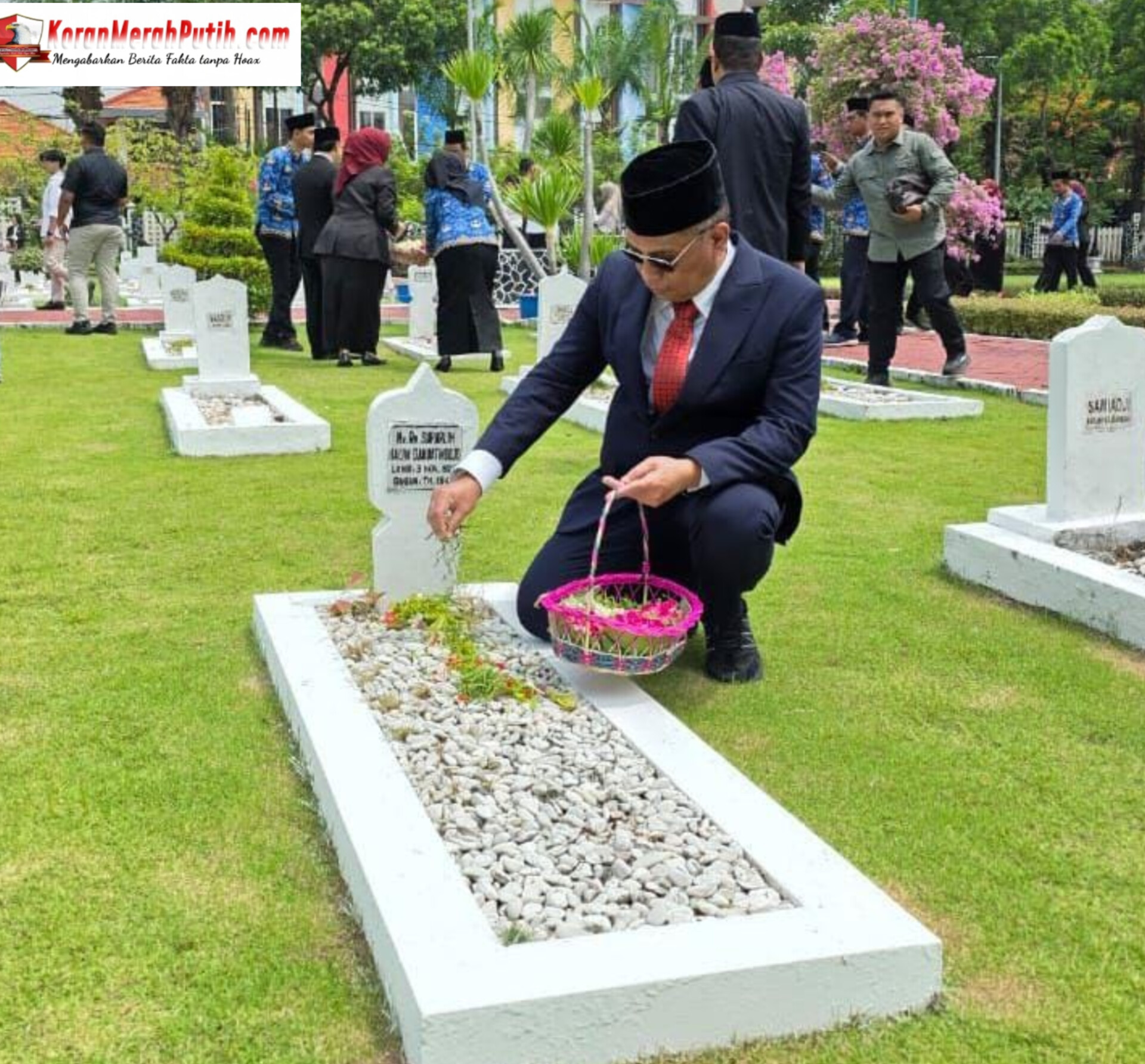 Disdukcapil Surabaya Ziarah TMP, Tanamkan Nilai Kepahlawanan di Hari Pahlawan 2025