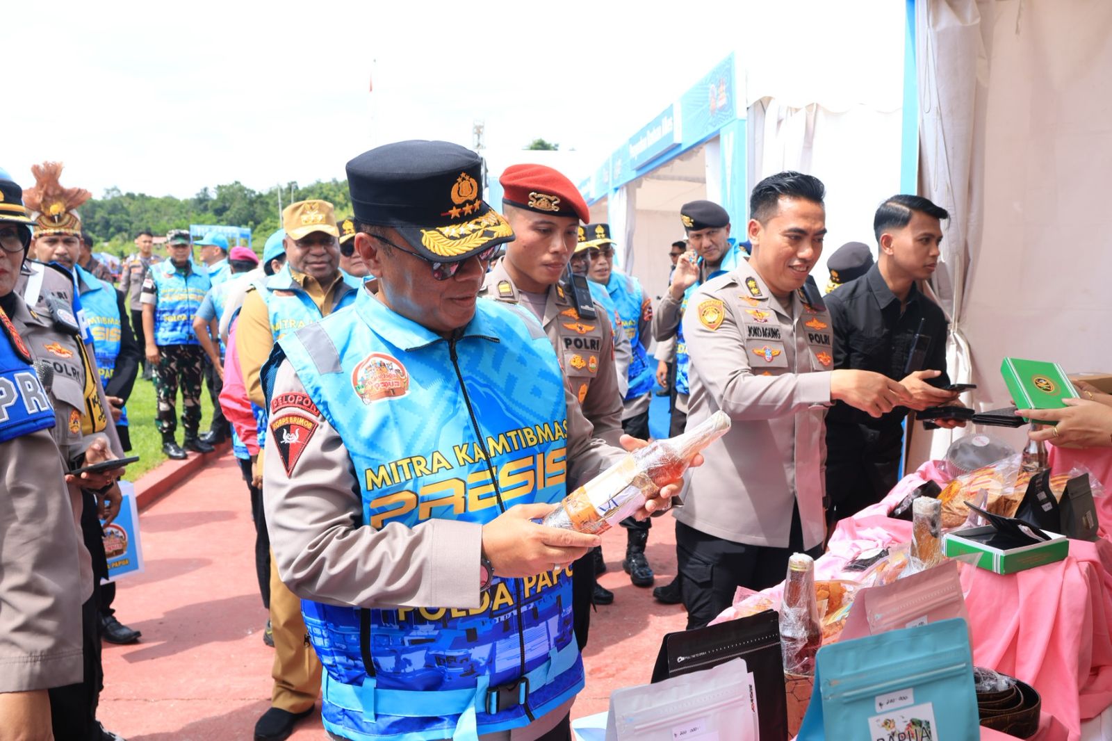Wakapolri Tinjau UMKM, Bakes, dan Pembagian Perlengkapan Sekolah Usai Apel Mitra Kamtibmas di Papua