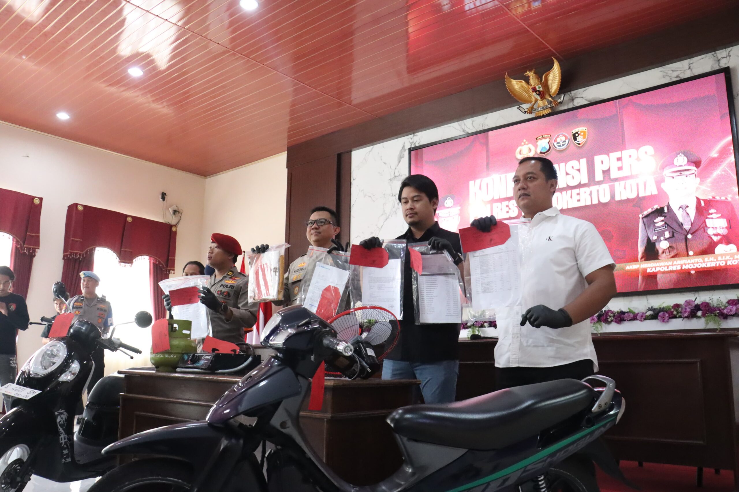 Gunakan Daster Saat Beraksi, Pelaku Curanmor Berhasil Dibekuk Satreskrim Polres Mojokerto Kota.