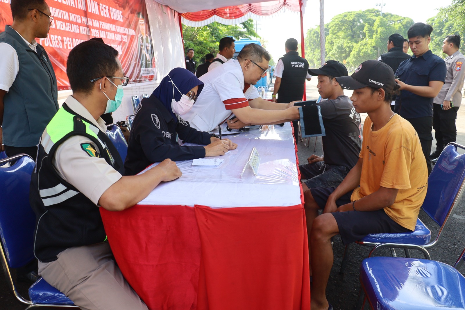 Jelang Nataru 2026, Polres Pelabuhan Tanjung Perak Gelar Cek Kesehatan Gratis di Gate Pelabuhan Jamrud