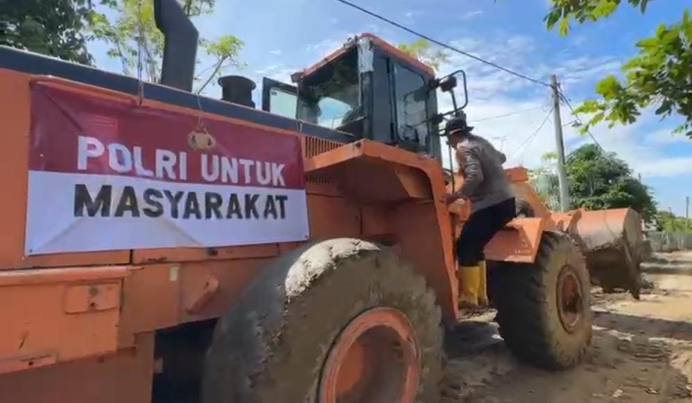 Kapolri Bantu Alat Berat untuk Percepat Pemulihan Jalan, Fasilitas Umum dan Rumah Warga Pasca banjir di Kab. Pidie