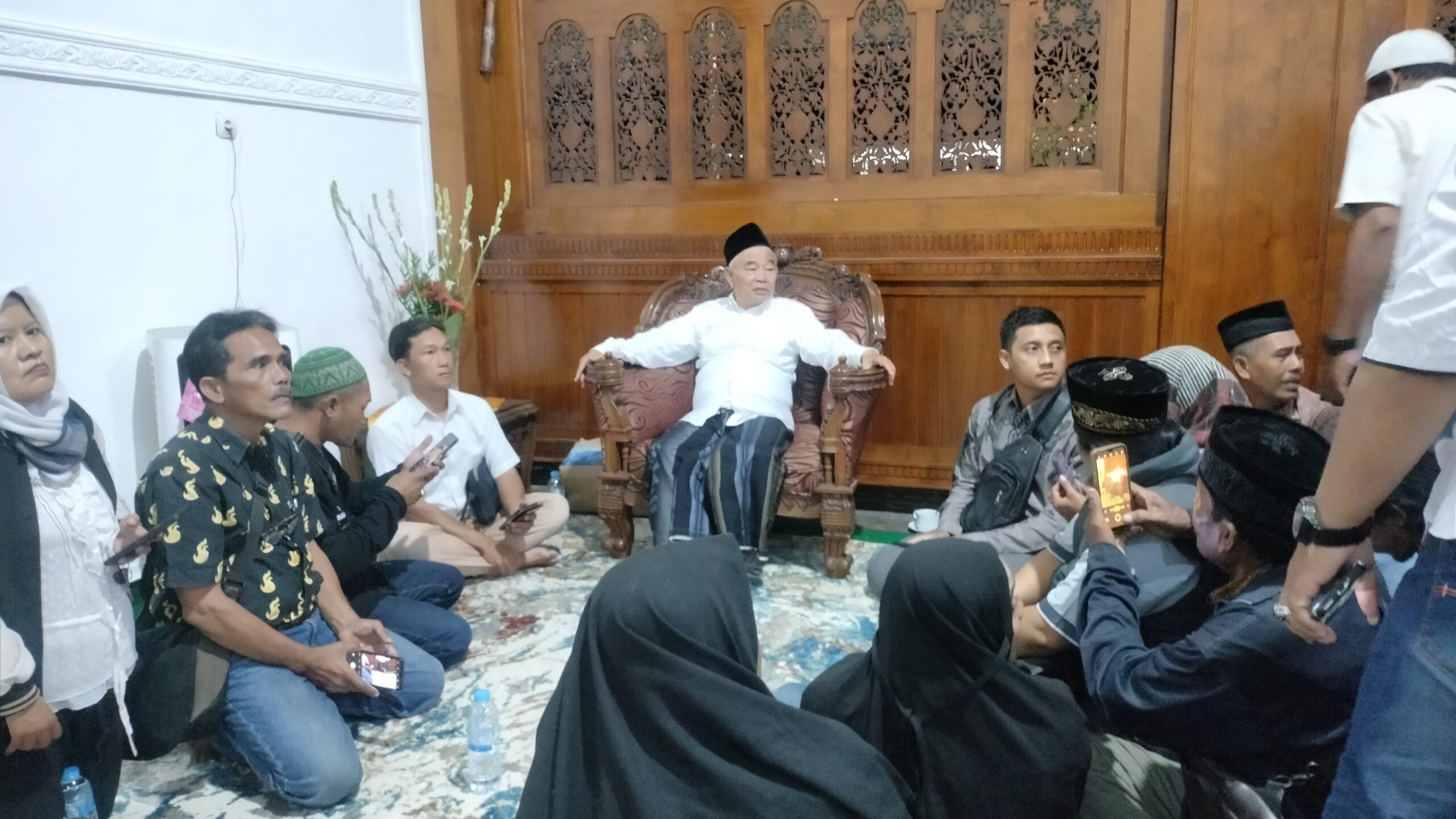 KH Asep Saifuddin Chalim Pimpin Shalat Malam di Pendopo Pemkab Mojokerto, Tegaskan SILTAP Tidak Dipotong.