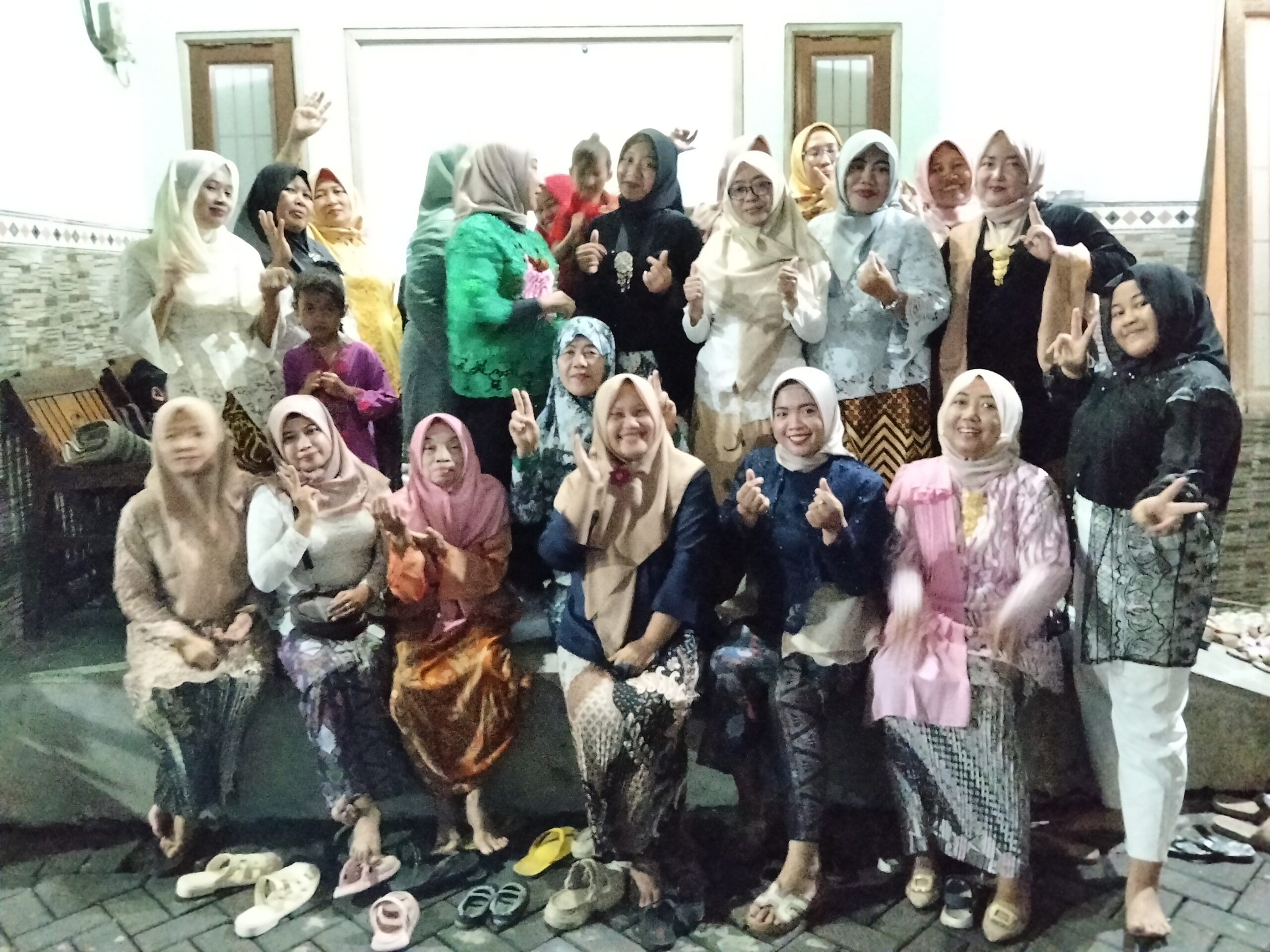 Arisan Spesial Hari Ibu, Warga Perempuan Dusun Legok Tunjukkan Peran Aktif dan Pelestarian Budaya