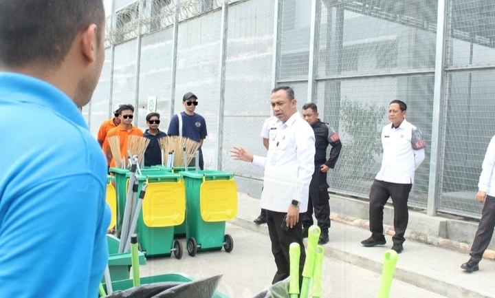 Rutan Kelas I Surabaya Perkuat Budaya Hidup Bersih melalui Pembagian Sarana Kebersihan