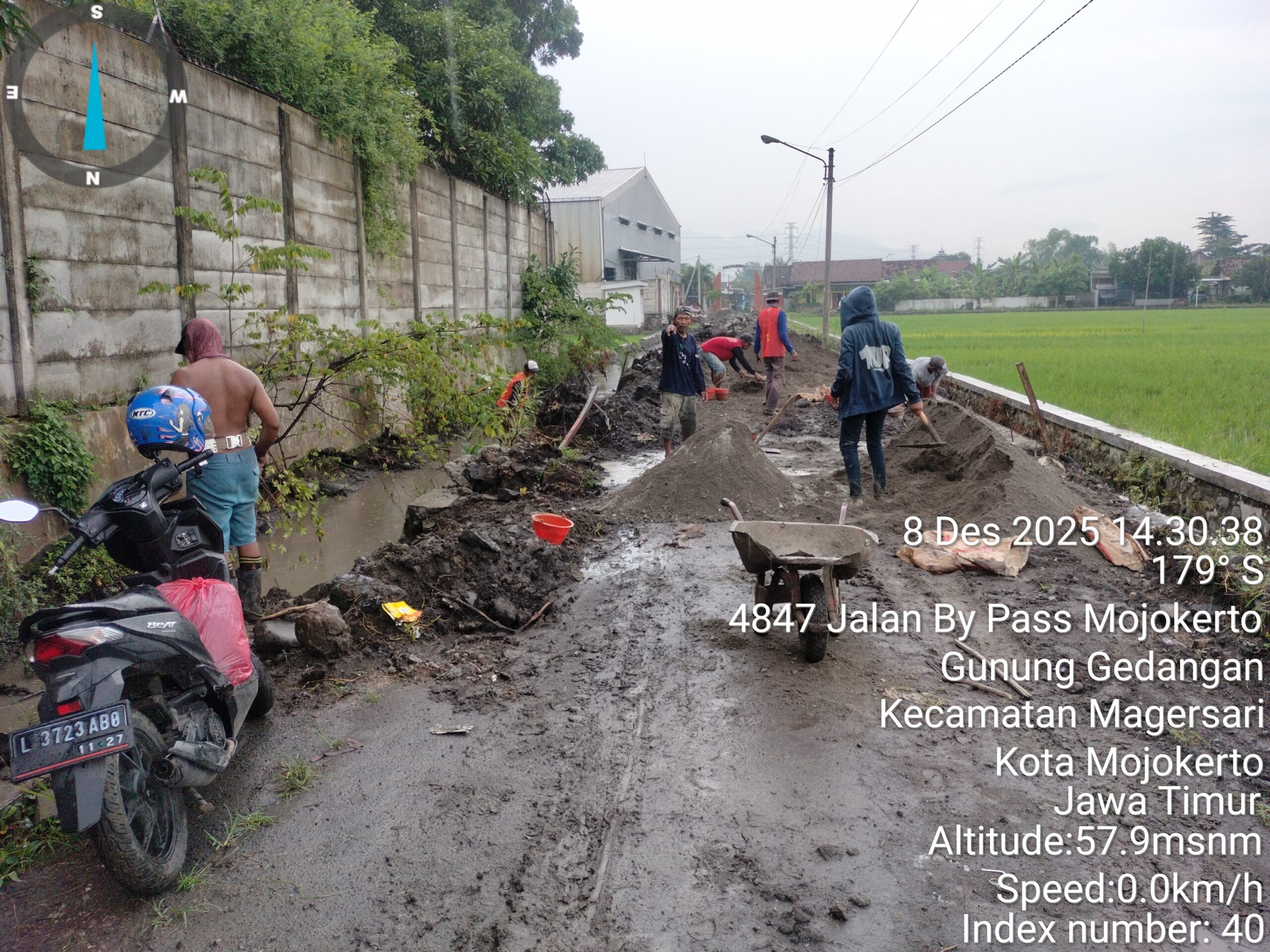 Pelaksana Proyek Jalan Lingkungan Magersari Tidak di Temui, Media dan LSM Soroti Pengerjaan.