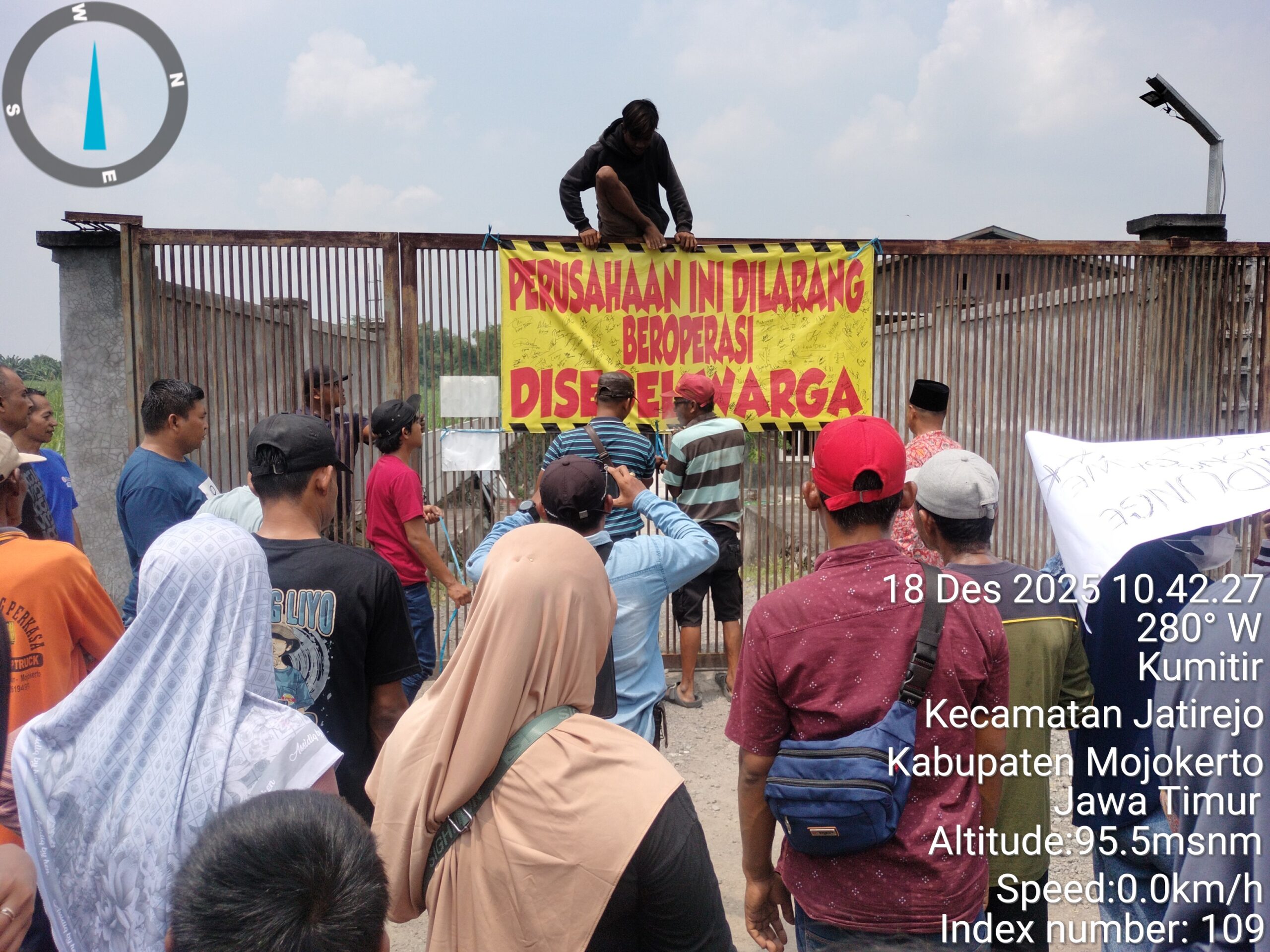 Warga Kumitir Geruduk Balai Desa Peternakan Ayam Dinilai Ancam Kesehatan Lingkungan.