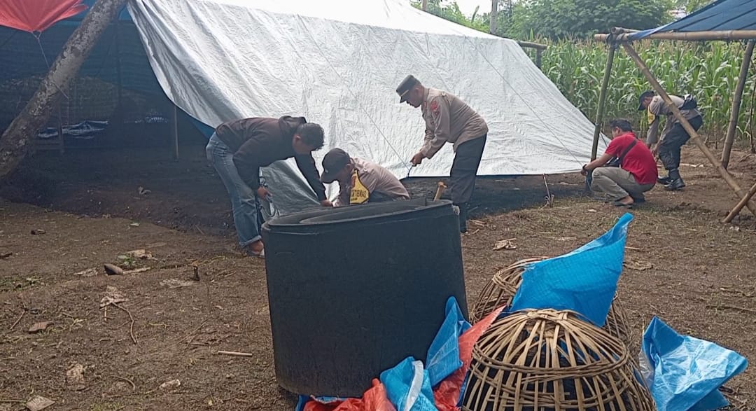Polres Malang Bongkar Arena Judi Sabung Ayam di Kalipare