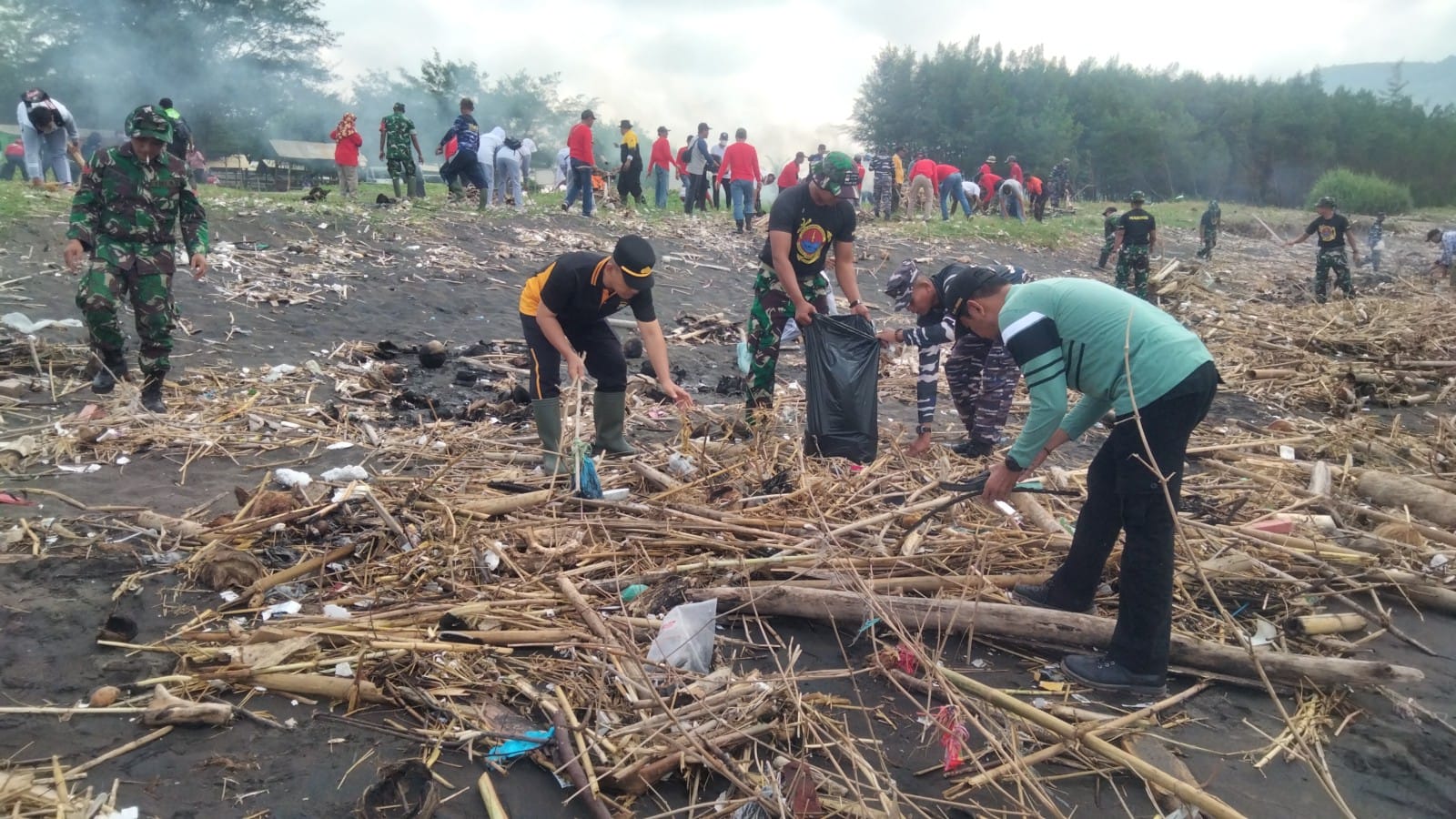 Peduli Lingkungan Jajaran Polres Jember Bersih-bersih Pantai Puger