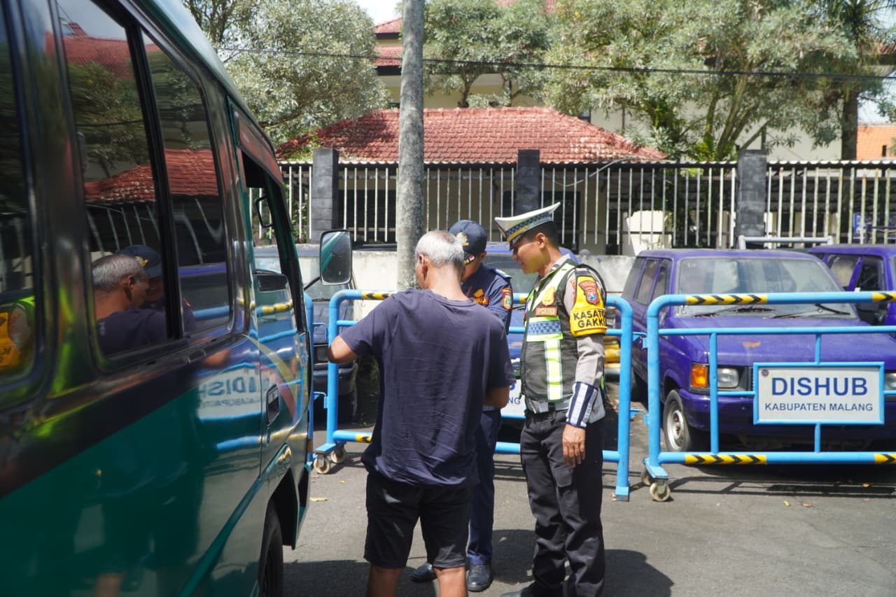 Operasi Keselamatan Semeru, Polres Malang Gelar Ramp Check dan Tes Urine Awak Bus